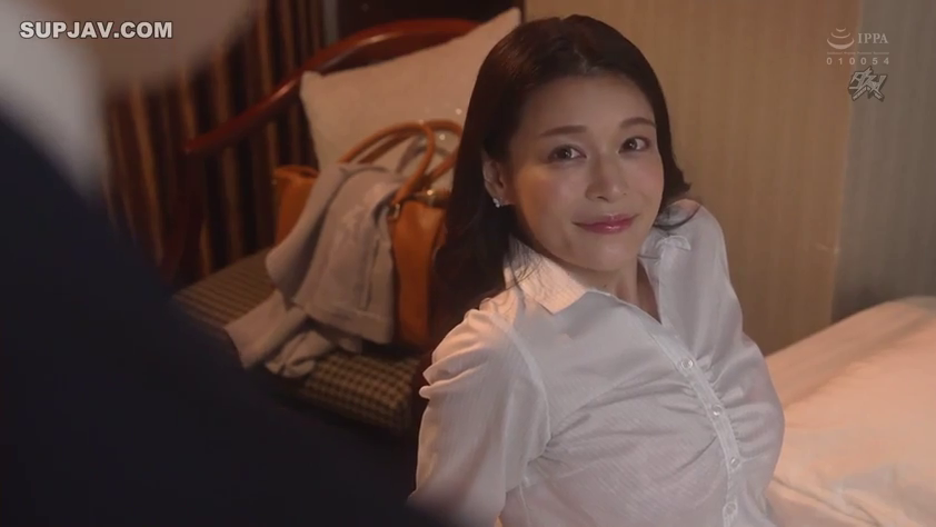 室內 · 坐姿 · 交谈 · 臥室 · 中景 · 白色襯衫 · 手提包 · 温柔