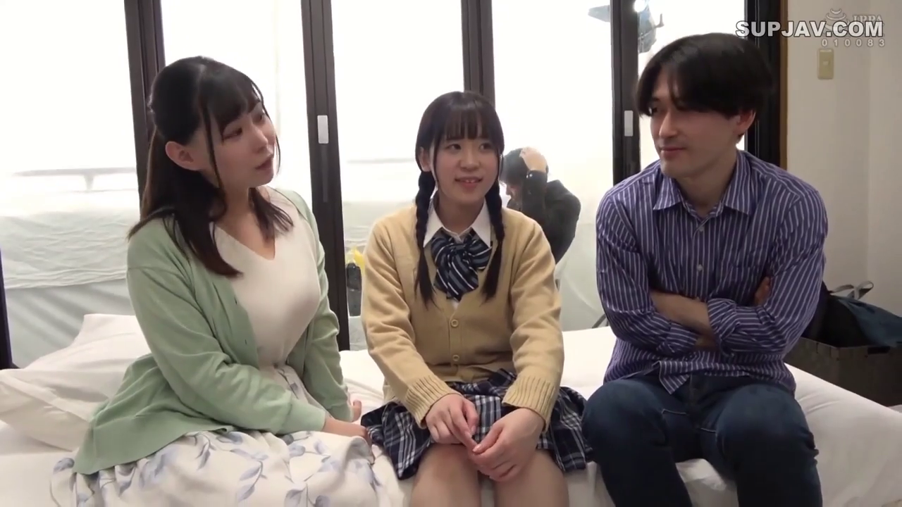 Sitting Posture · Conversation · Medium shot · Smile · bed · School Uniform · Indoor bedroom · 三人