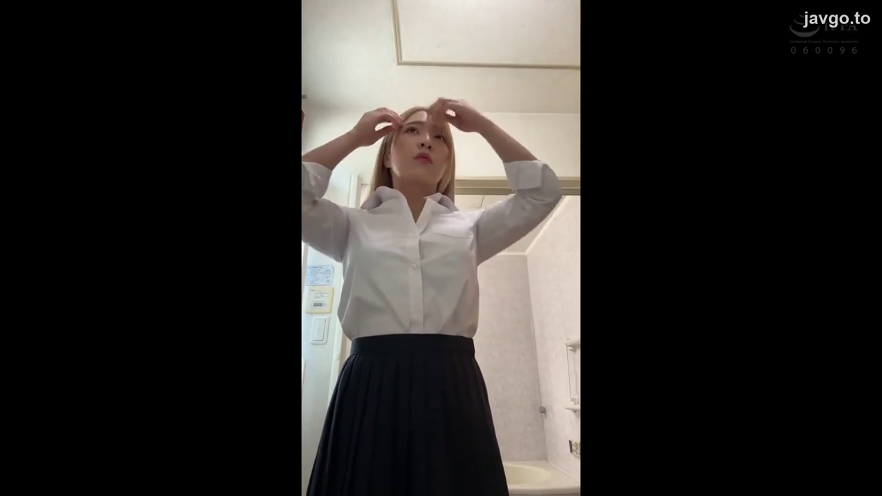 室內 · 浴室 · 站姿 · 平靜 · 百褶裙 · 半身 · 整理头发