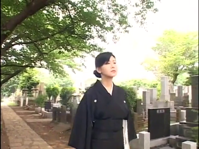 忧郁 · 站立 · 站姿 · 半身 · 户外 · 黑色和服 · 墓地