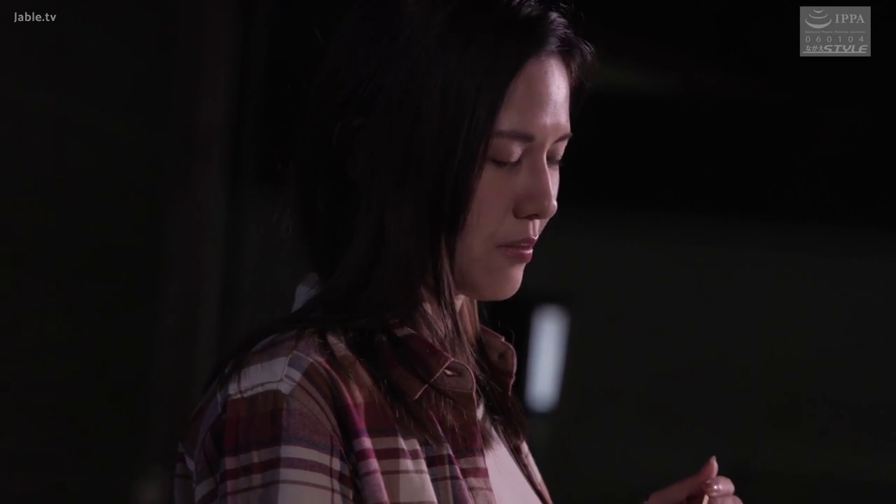 格子衬衫 · 室内 · 沉思 · 低头 · 侧脸特写 · 沉静 · 筷子 · 暗光环境