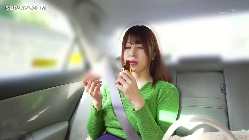 坐姿 · 享受 · 中景 · 药瓶 · 车内 · 安全带 · 绿色毛衣 · 嗅闻药瓶