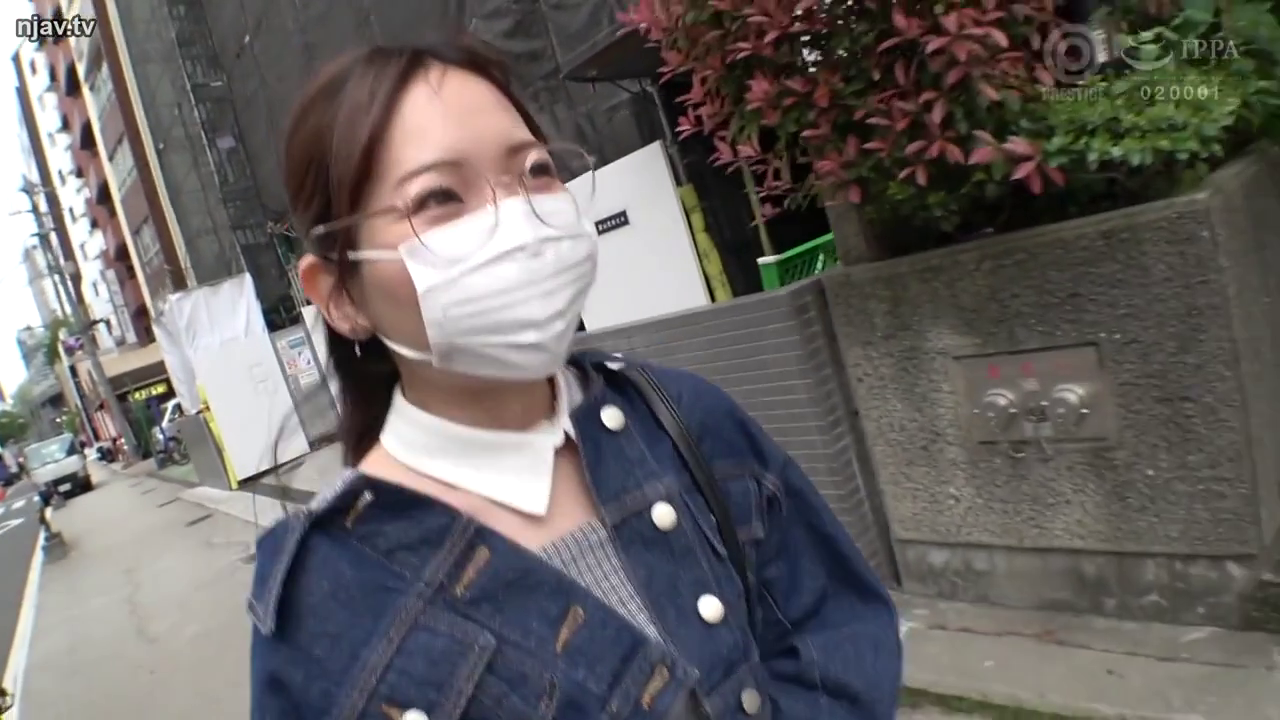 口罩 · 自然 · White mask · 面部特写 · Outdoor street · 视频水印 · 步行 · 侧身视线