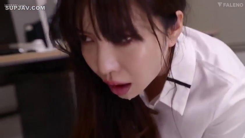 俯身 · 办公室 · 口交 · 迷离 · 办公桌 · 白衬衫 · 面部特写 · 唾液