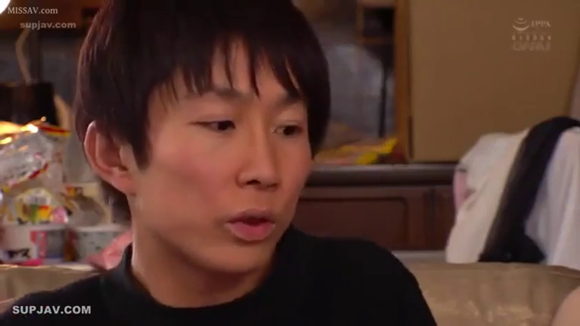 室内 · 坐姿 · 交谈 · 面部 · 专注 · 男性 · 黑色上衣