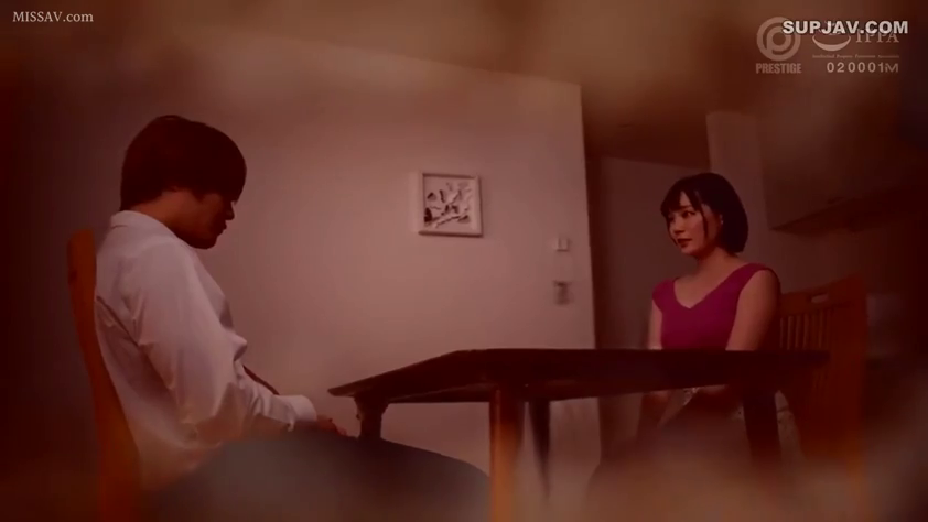 座り姿勢 · 真剣 · 中景 · 食卓 · 餐厅 · 对视交谈 · 衬衫与背心 · 红色滤光