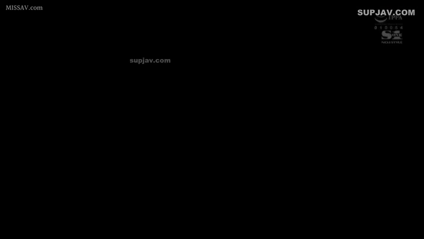 黑色背景 · Logo水印