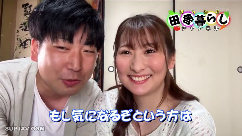 和室 · 字幕 · 微笑 · 面部特写 · 交流 · 休闲服 · 视频画面 · 并肩坐