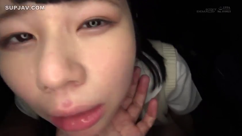 室内 · 面部 · 平静 · 注视 · 俯拍 · 针织背心 · 大特写