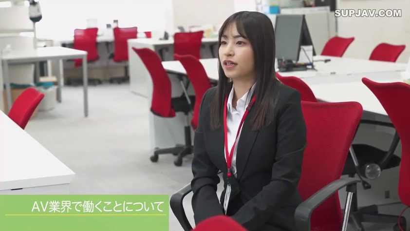 坐姿 · 职业西装 · 办公室 · 半身 · 端庄 · 访谈 · 挂绳 · 采访字幕