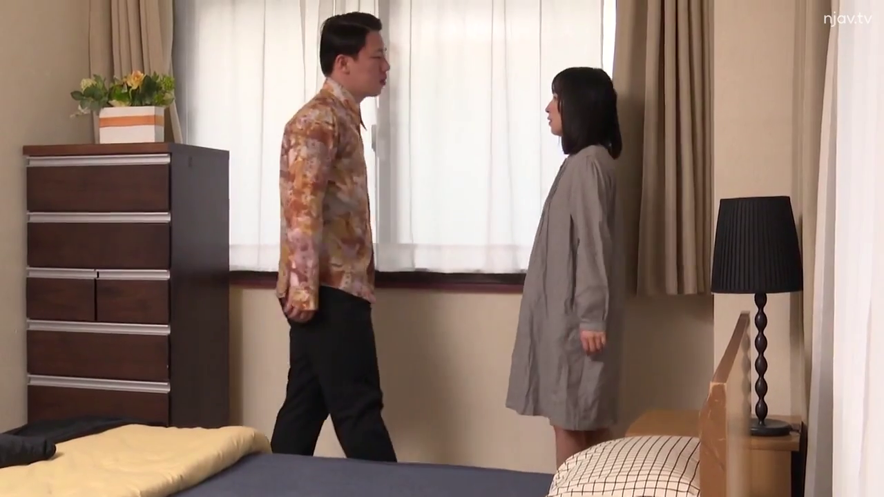 Serious · Bedroom · 全景 · Everyday clothes · Furniture · Confrontation · 对站 · 剧情片片段