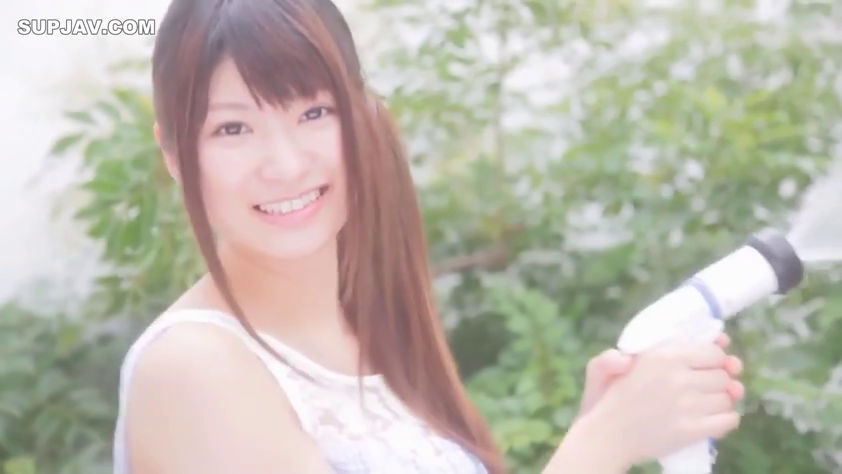 顔部のクローズアップ · 站立 · 微笑 · 清纯 · 屋外 · 白色蕾丝背心 · 持水枪 · 水枪