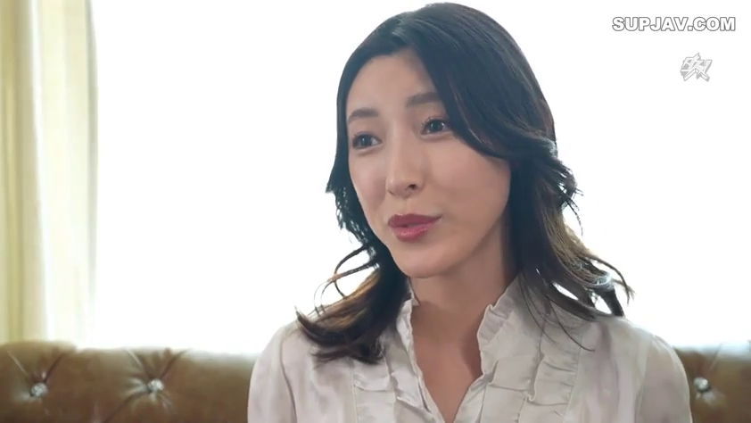 客廳 · 坐姿 · 皮沙发 · 自然 · 半身特寫 · 访谈 · 白色褶边上衣