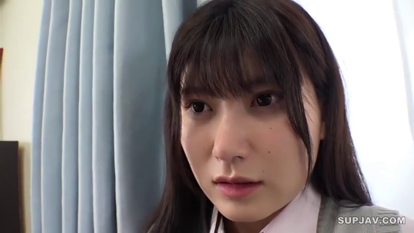 室内 · 制服 · 顔部のクローズアップ · 站立 · 凝視 · 窗帘 · 忧虑 · 齐刘海