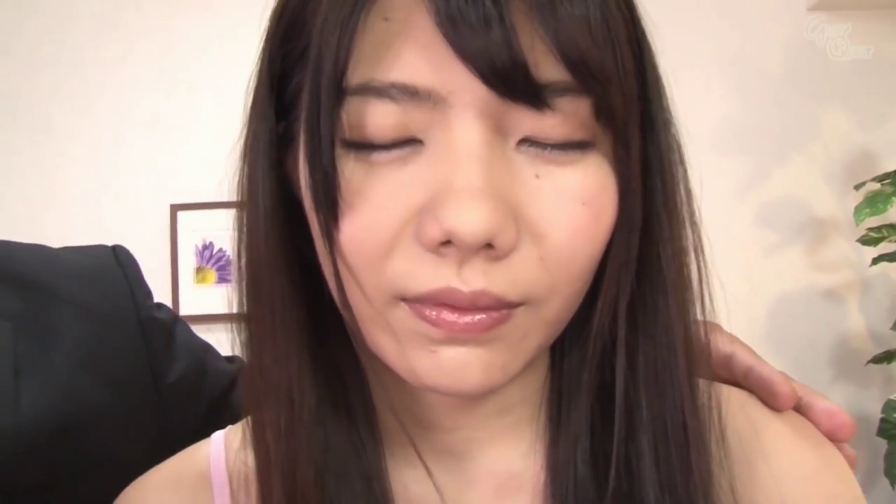 室内 · 座り姿勢 · 平静 · 顔のクローズアップ · 瞑目 · 吊帯シャツ · 被触碰 · 画框