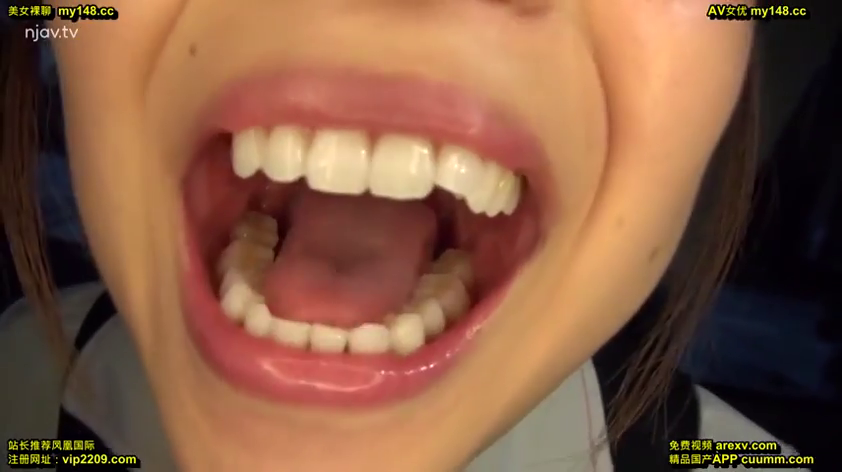 室内 · 张口 · 嘴部特写 · 伸舌 · 张开 · 深色领口 · 局部聚焦