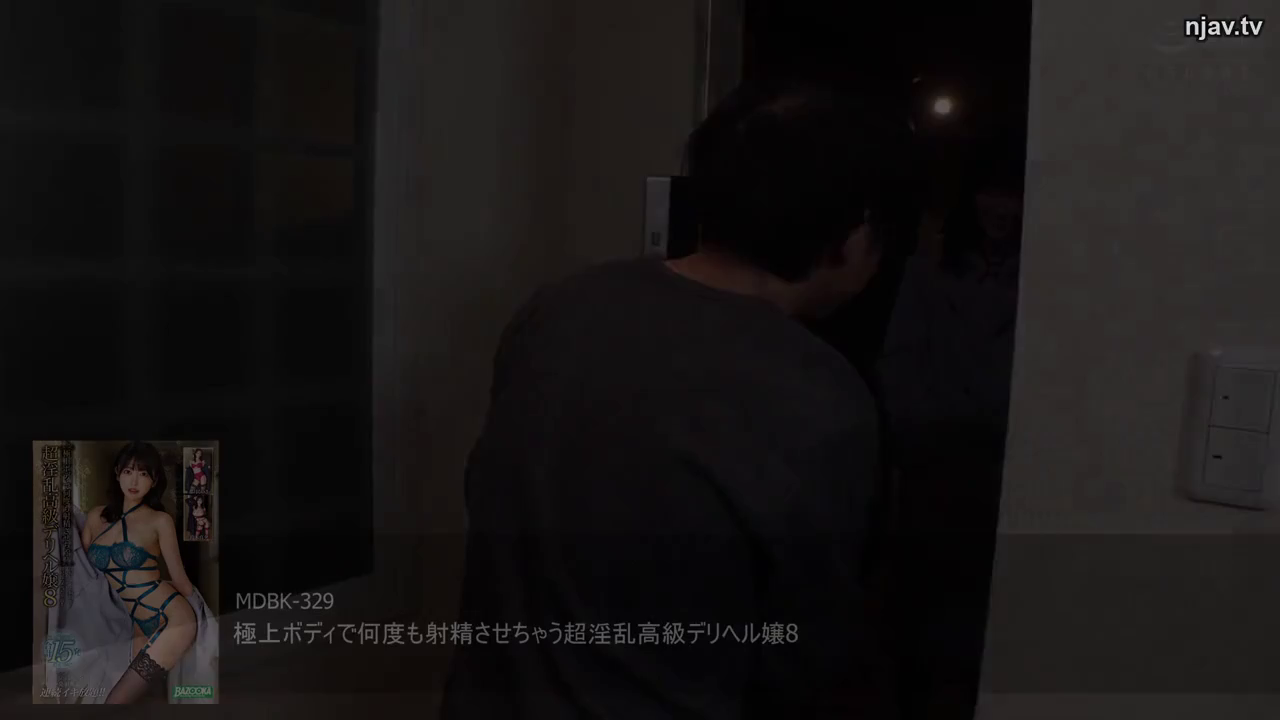 站立 · 中景 · 休闲服 · 视频截图 · 窥视 · 房门 · 门外