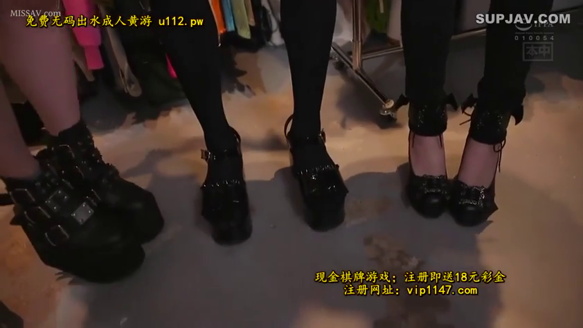 室内 · 足部特写 · 站立 · 黑色厚底鞋 · 多人 · 衣架 · 展示鞋履