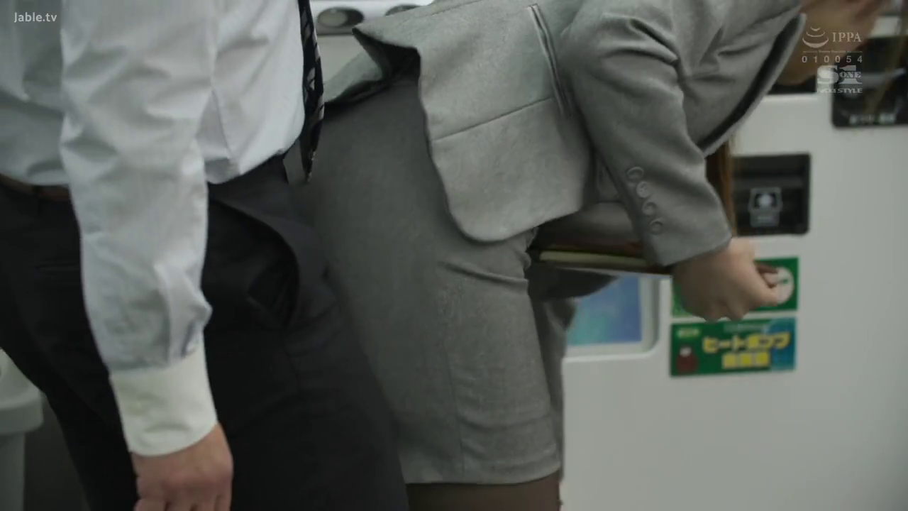 灰西装 · 臀部 · 弯腰 · 文件夹 · 痴汉 · 痴汉行为 · 办公区