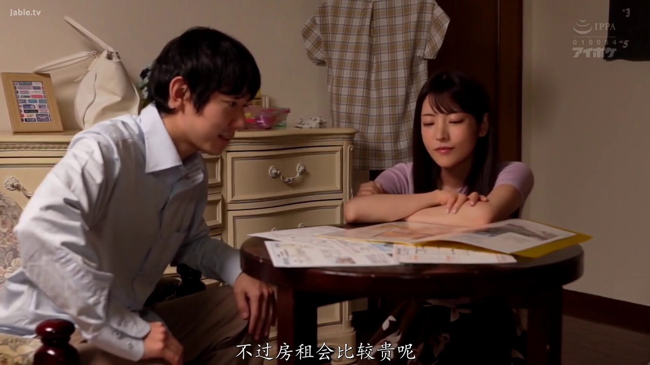 看资料 · 专注 · 中景 · 客厅 · 宣传单页 · 卡其色长裤 · 日常场景 · 围坐桌旁