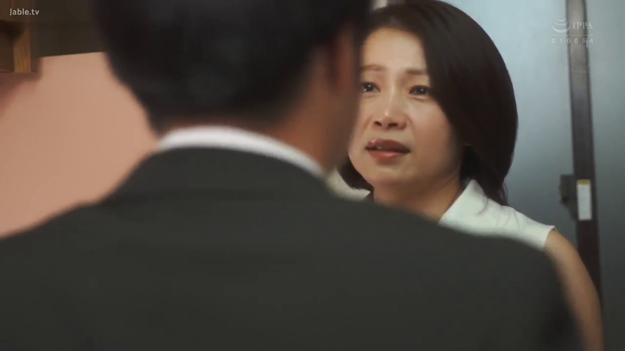 室内 · 交谈 · 脸部特写 · 职业装 · 对面站立 · 忧虑 · 男方背影 · 房门