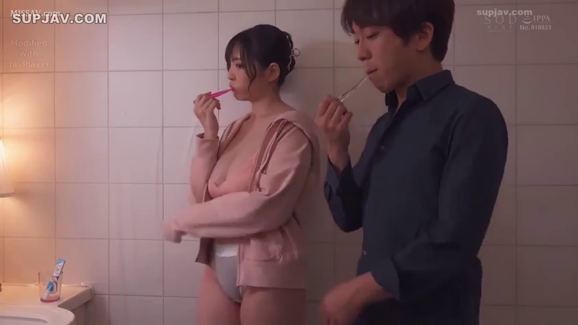 浴室 · 站立 · 自然 · 半身 · 居家 · 粉色外套 · 刷牙 · 牙刷