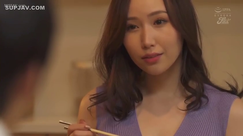 Sitting Posture · 近景 · 餐厅 · 温柔微笑 · Dating Scene · 筷子 · 紫色针织背心 · 准备用餐