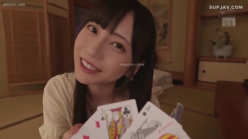 Bend over · Face · Japanese-style room · Smile · POV · Light-colored top · 扑克牌 · 展示扑克牌