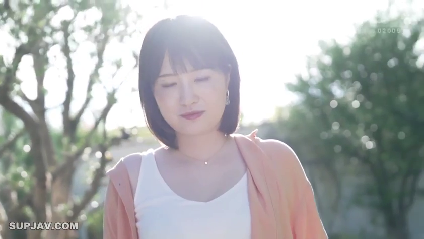 低头 · 羞涩 · 站姿 · 项链 · 上半身 · 户外 · 开衫 · 逆光