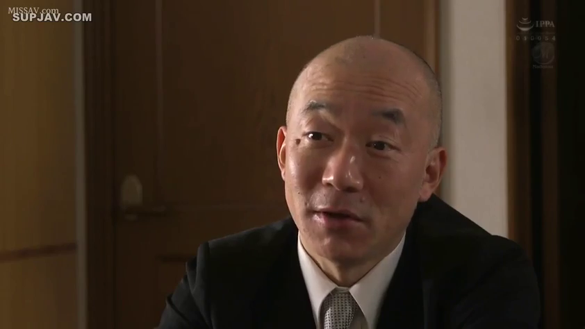 室内 · 坐姿 · 交谈 · 脸部 · 平静 · 西装领带 · 秃头男性