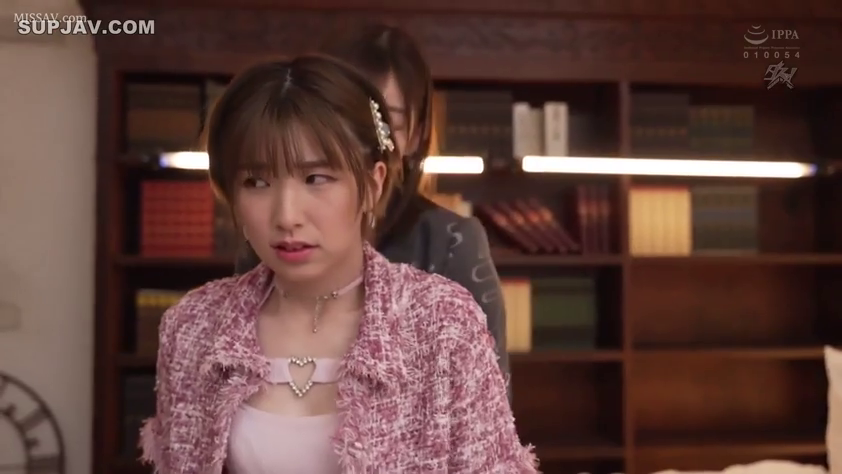 委屈 · 站立 · 多人 · 近景 · 书房 · 粉色外套 · 装飾品 · 走神