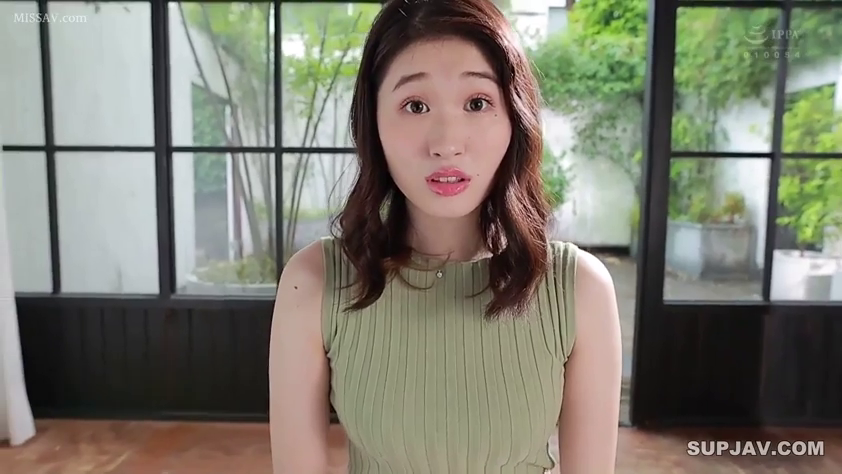 Stand · 注视镜头 · Indoor room · Close-up above the chest · 单人女性 · 平常 · 绿色无袖针织衫