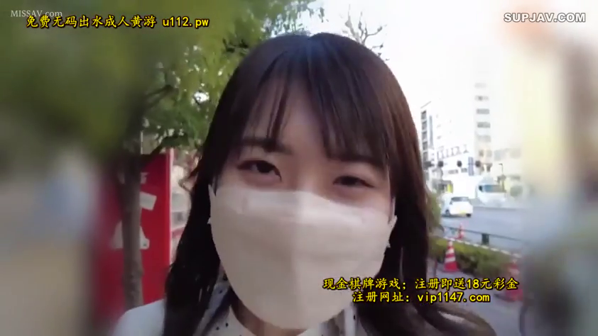 面部特写 · 注视 · 街道 · 口罩 · 口罩与白衣 · 对镜 · 含笑 · 户外自拍