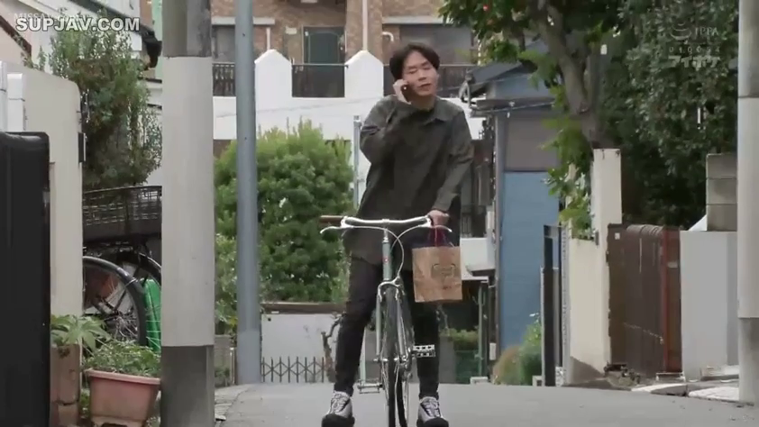 打电话 · Outdoor street · 购物袋 · 平常 · 男性角色 · 黑色休闲装 · 全景远景 · 跨坐自行车