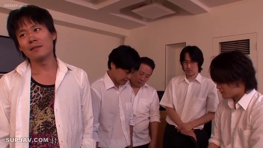 室内 · 严肃 · 站立 · 白衬衫 · 男性 · 聚集