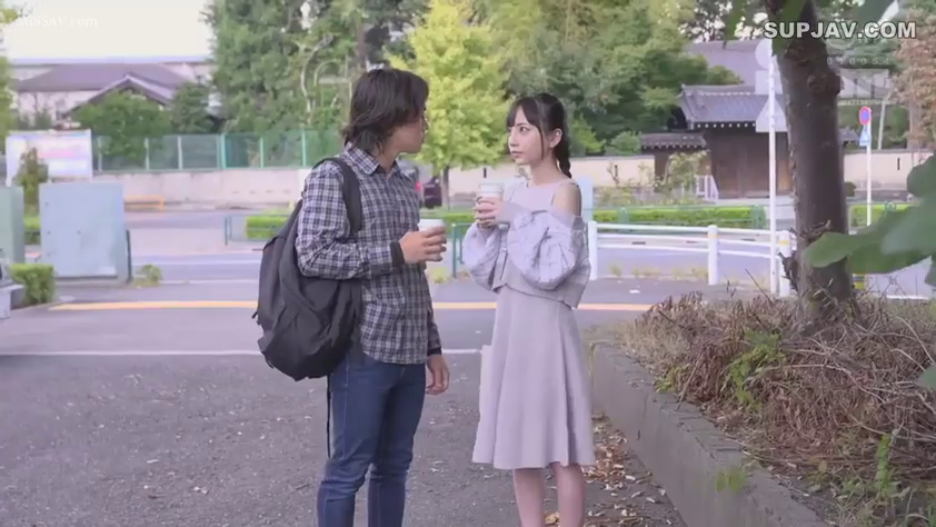 淡紫色裙装 · 全身 · 自然 · 面对面站立 · 日常 · 咖啡杯 · 户外街道 · 谈话交流