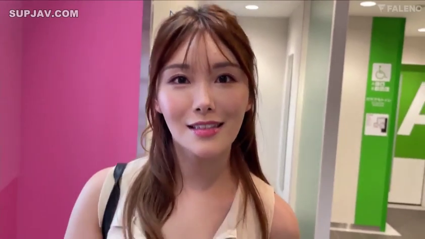 面部 · 站立 · 中景 · 微笑 · 走廊 · 注视镜头 · 无袖上衣 · 单肩包