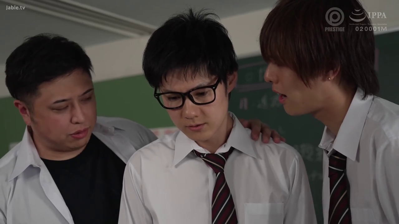 教室 · 眼镜 · 站立 · 面部特写 · 学生制服 · 多人 · 凝重 · 搭肩