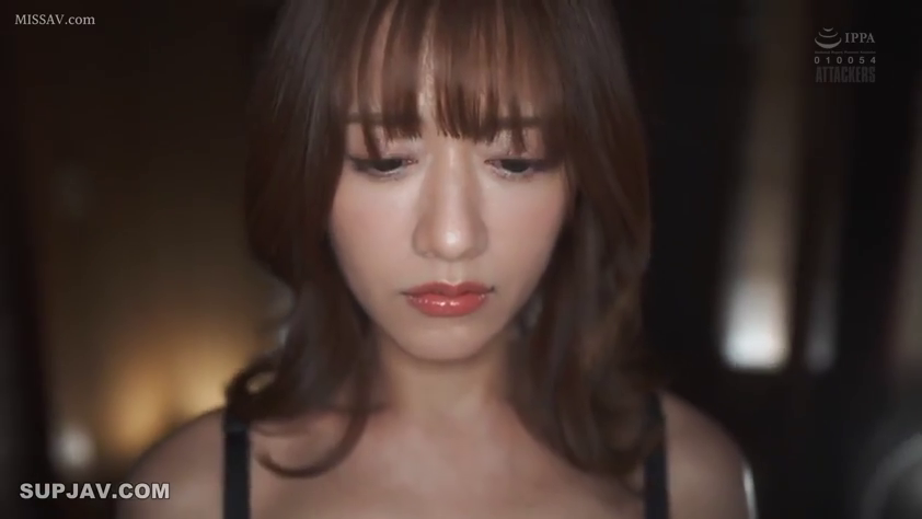 室内 · 座り姿勢 · 憂鬱 · 顔のクローズアップ · 长发 · 黒い下着 · 低头凝视