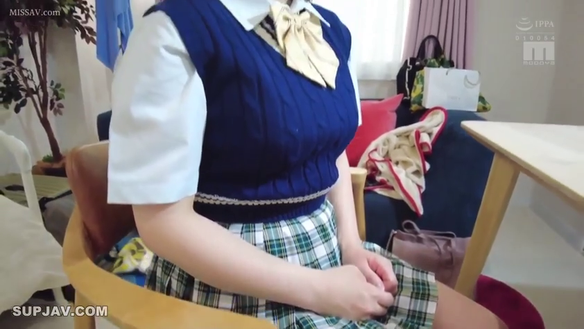 坐姿 · 校服背心 · 静坐 · 居家 · 躯干特写 · 座椅 · 室内客厅