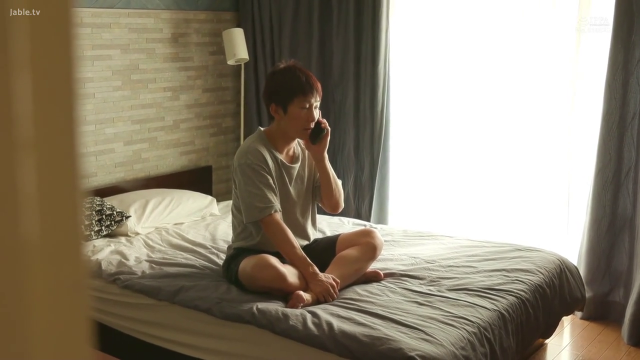 严肃 · 卧室 · 枕头 · 否 · 盘腿坐 · 黑色短裤 · 智能手机 · 正在通话