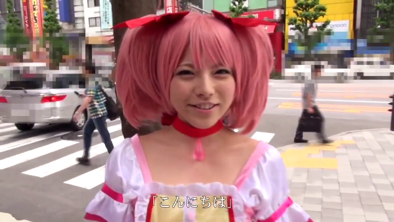 Stand · Subtitles · No · Outdoor street · Outgoing · Red hairband · 魔法少女Cosplay服 · 微笑打招呼