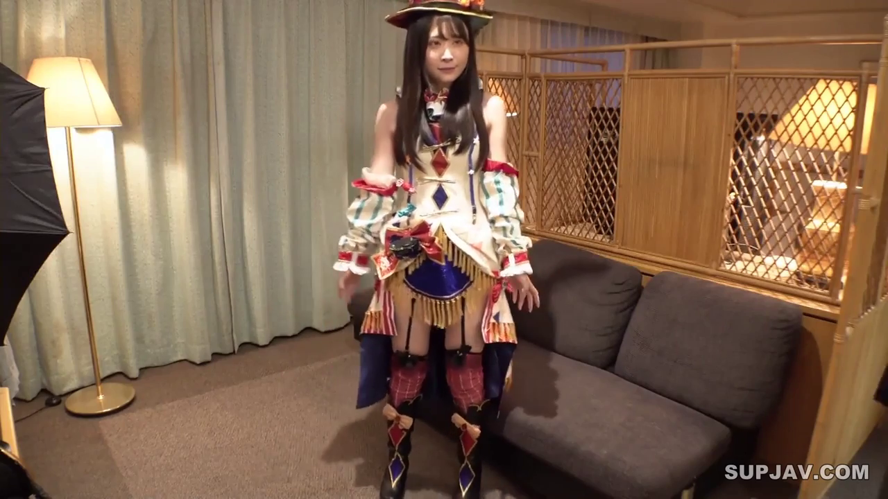 展示 · 站姿 · 全景 · 平静 · 沙发 · 客厅 · 角色扮演服