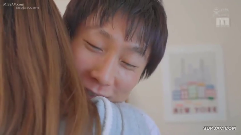 室内 · 脸部特写 · 拥抱 · 拥抱 · 水印 · 休闲服 · 平和