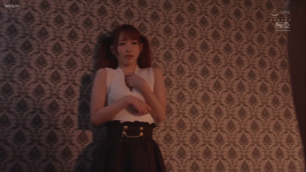 室内 · 站姿 · 半身 · 害怕 · 恐怖 · 背景墙 · 淑女装