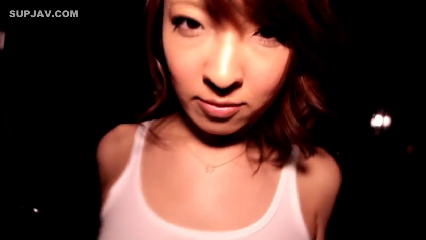 身をかがめる · ネックレス · 顔のクローズアップ · 白いタンクトップ · 诱惑 · POV视角 · 凝視 · 屋外