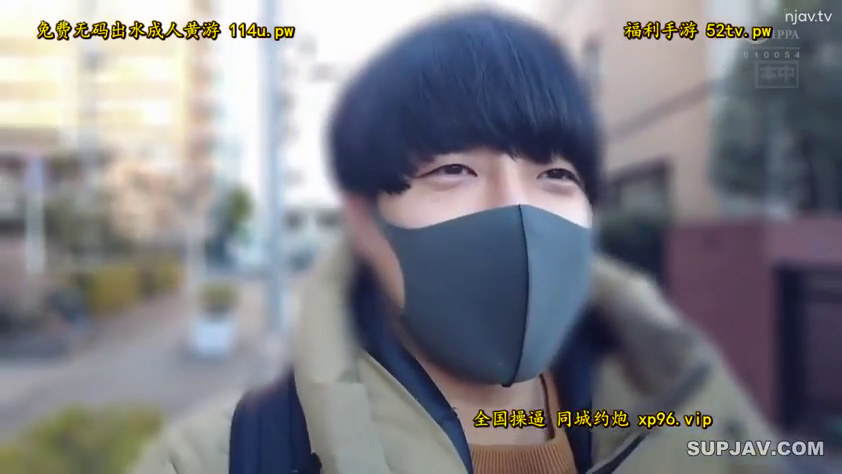 面部 · 站立 · 自然 · 街道 · 行走 · 男性 · 夹克 · 背包