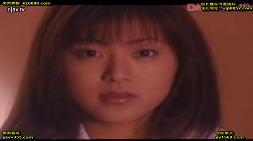 室内 · 面部 · 女性 · 平静 · 衬衫 · 注视 · 正面