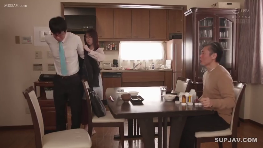 坐下 · 全景 · 餐桌 · 西褲 · 劇情場景 · 餐厅 · 正常 · 穿衣