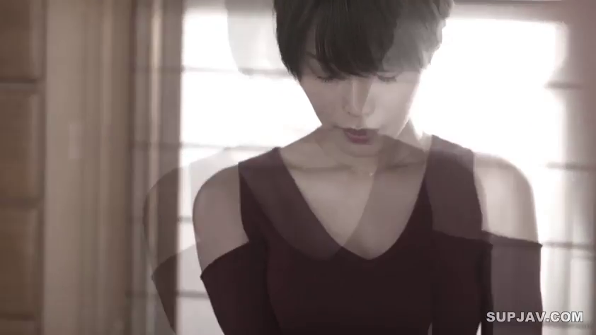 室内 · 忧郁 · 站立 · 半身 · 静止 · 裙装 · 虚化